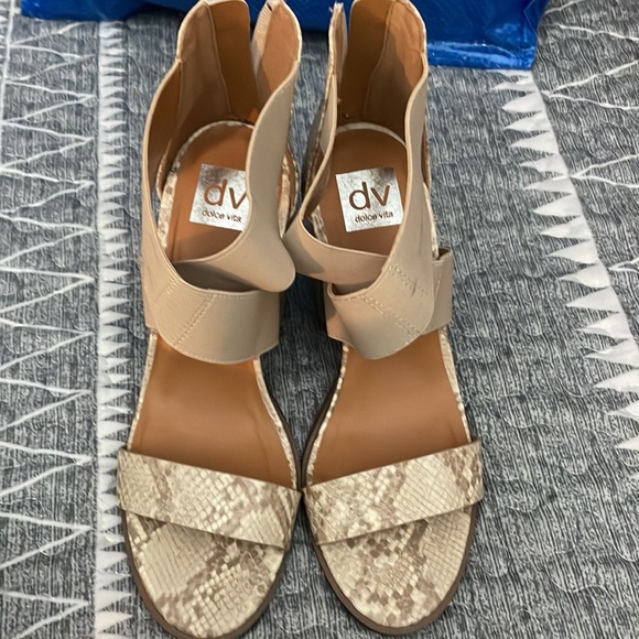 DV sandals - Picture 2 of 5